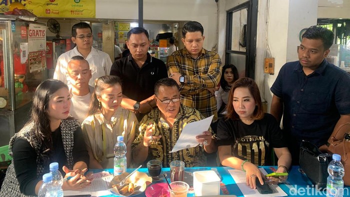 Hotman Paris terima aduan korban KDRT, Merry di Kopi Johnny (Mulia/detikcom)
