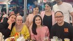 Momen Iis Dahlia Makan Bareng Keluarga dan Sahabat
