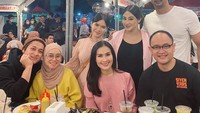 Momen makan Iis Dahlia, suami, dan putrinya juga pernah dibagikan ketika makan steak kaki lima. Saat itu mereka bersama pasangan Lesti-Billar dan Margin-Ali Syakieb. Foto: Instagram @isdadahlia