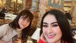 Momen Iis Dahlia Makan Bareng Keluarga dan Sahabat