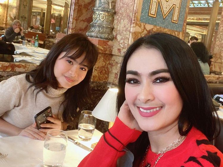 Momen Iis Dahlia Makan Bareng Keluarga dan Sahabat