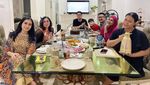 Momen Iis Dahlia Makan Bareng Keluarga dan Sahabat