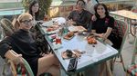 Momen Iis Dahlia Makan Bareng Keluarga dan Sahabat
