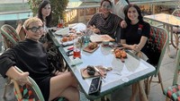 Pelantun lagu Payung Hitam ini juga pernah membagikan foto manisnya ketika berkumpul dengan para sahabat. Mereka tampak menikmati ngopi sore di kafe Monsieur Spoon yang hits. Foto: Instagram @isdadahlia