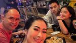 Momen Iis Dahlia Makan Bareng Keluarga dan Sahabat