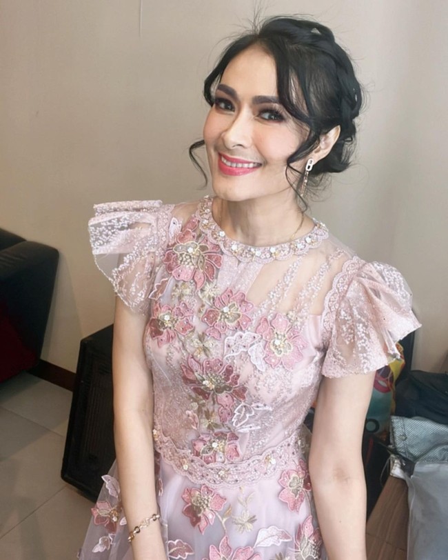 Pedangdut asal Indramayu ini memiliki nama asli Iis Laeliyah, namun banyak dikenal dengan nama Iis Dahlia. Nama tersebut diambil dari saran produsernya dengan tujuan agar kariernya mekar seperti bunga dahlia. Foto: Instagram @isdadahlia