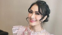 Iis Dahlia, penyanyi dangdut senior yang masih aktif hingga sekarang. Kini ia kerap didapuk menjadi juri dalam program pencarian bakat musik dangdut. Foto: Instagram @isdadahlia