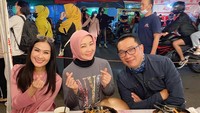 Momen makan steak kaki lima itu juga dimeriahkan dengan hadirnya Ridwan Kamil beserta  Atalia Praratya. Tak hanya steak, tapi ada onion ring dan jamur goreng. Foto: Instagram @isdadahlia