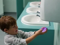 Siswa SMA Buktikan Bila Pengering Tangan di Toilet Umum Penuh dengan Bakteri, Hii!