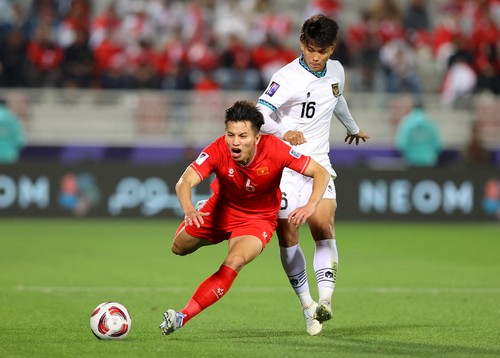 Soccer Football - AFC Asian Cup - Group D - Vietnam v Indonesia - Abdullah bin Khalifa Stadium, Doha, Qatar - January 19, 2024 Vietnams Thanh Binh Nguyen in action with Indonesias Hokky Caraka REUTERS/Ibraheem Al Omari