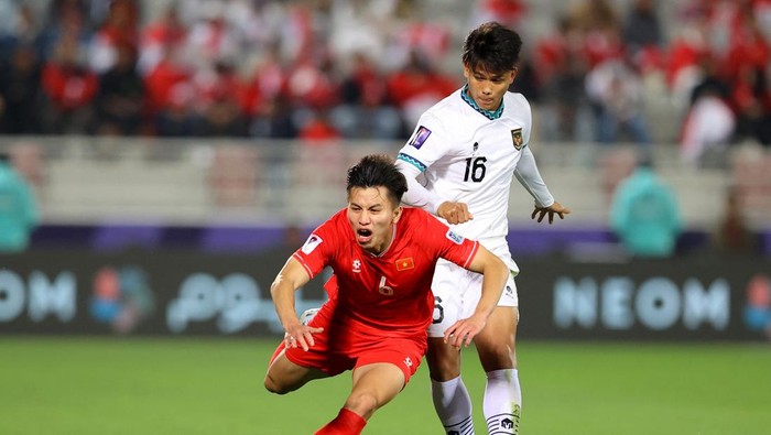 Soccer Football - AFC Asian Cup - Group D - Vietnam v Indonesia - Abdullah bin Khalifa Stadium, Doha, Qatar - January 19, 2024 Vietnams Thanh Binh Nguyen in action with Indonesias Hokky Caraka REUTERS/Ibraheem Al Omari