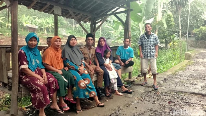 Jaenal Abidin (baju cokelat memakai peci) saat bersama warga Sukamaju, Kecamatan Cikakak, Kabupaten Sukabumi