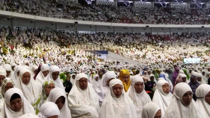 Jemaah Muslimat NU Salat Subur berjamaah di GBK saat acara Harlah ke 78 Muslimat NU.