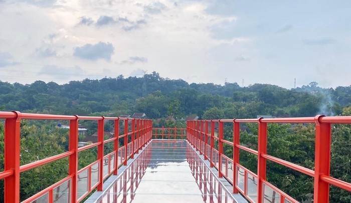 Jembatan kaca Tinjomoyo Semarang