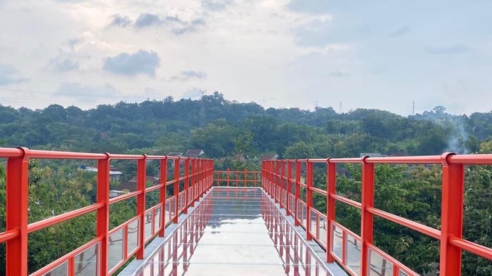 Jembatan kaca Tinjomoyo Semarang