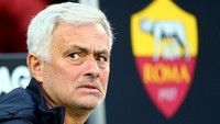 Jose mourinho, yang baru saja dipecat AS Roma. Pria Portugal itu punya banyak pengalaman melatih klub Inggris usai sempat melatih Chelsea, Manchester United, dan Tottenham Hotspur. Ia membawa Chelsea tiga kali juara Premier League (Foto: REUTERS/THILO SCHMUELGEN)