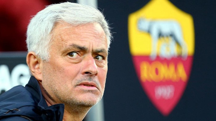 FILE PHOTO: Soccer Football -  Europa League - Semi Final - Second Leg - Bayer Leverkusen v AS Roma - BayArena, Leverkusen, Germany - May 18, 2023 AS Roma coach Jose Mourinho before the match REUTERS/Thilo Schmuelgen/File Photo