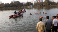 Tim penyelamat menarik beberapa anak ke tempat aman dari danau Harni di kota Vadodara dan sedang mencari dua lagi yang hilang, kata polisi dan pejabat distrik, seraya menambahkan bahwa beberapa anak sedang menjalani perawatan intensif. AP Photo