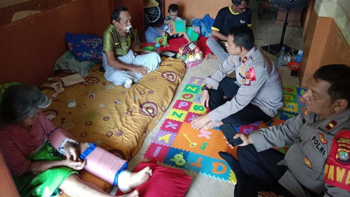 Kapolsek Mampang Prapatan, Kompol David Y Kanitero, menjenguk kakek-nenek yang kecelakaan usai tertimpa bendera parpol di Flyover Kuningan, Jaksel (dok. Ist)