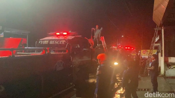 Sebuah ruko berlantai tiga yang dijadikan minimarket di Kota Makassar, Sulawesi Selatan (Sulsel) terbakar.