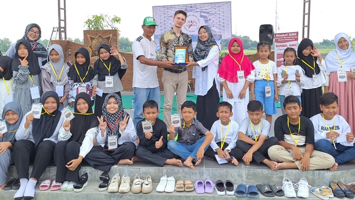 Kegiatan pelatihan bahasa Inggris di RTH Mojo Kendi.