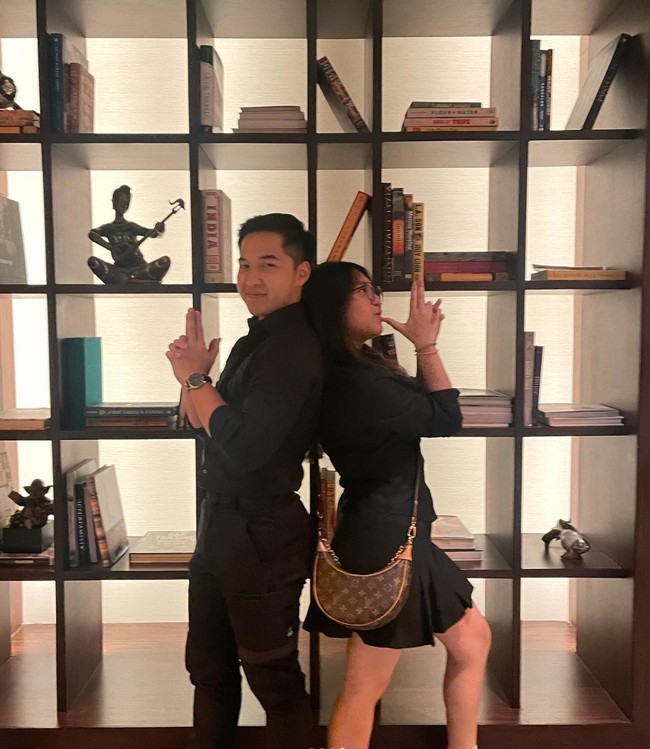 Kompak mengenakan pakaian serba hitam, keduanya diketahui makan malam bersama di sebuah restoran. Meski di usia yang masih belia namun banyak yang mendukung hubungan keduanya. Ibunda Kenzo, tampaknya juga tak keberatan melihat hubungan sang putre. Hal itu terlihat dari komentar yang ditinggalkan Inge di unggahan anaknya yang memberikan simbol hati dan dua tangan. Foto: Instagram/@kenzo_wibowo_