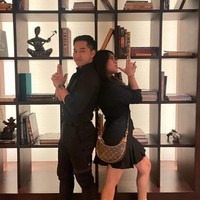 Kompak mengenakan pakaian serba hitam, keduanya diketahui makan malam bersama di sebuah restoran. Meski di usia yang masih belia namun banyak yang mendukung hubungan keduanya. Ibunda Kenzo, tampaknya juga tak keberatan melihat hubungan sang putre. Hal itu terlihat dari komentar yang ditinggalkan Inge di unggahan anaknya yang memberikan simbol hati dan dua tangan. Foto: Instagram/@kenzo_wibowo_