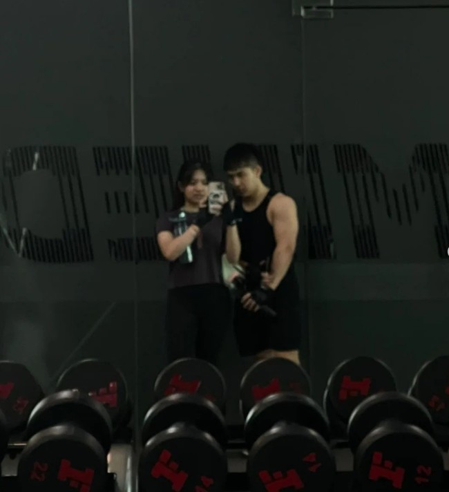 Tak hanya dinner bersama, keduanya juga terlihat olahraga bareng. Kenzo sendiri memang gemar melakukan gym. Hal itu terlihat dari tubuhnya yang berotot. Foto: Instagram/@kenzo_wibowo_