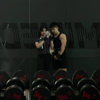 Tak hanya dinner bersama, keduanya juga terlihat olahraga bareng. Kenzo sendiri memang gemar melakukan gym. Hal itu terlihat dari tubuhnya yang berotot. Foto: Instagram/@kenzo_wibowo_