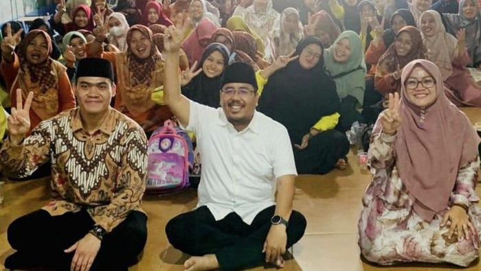 Ketua DPD Gerindra Jatim Anwar Sadad saat menemui guru di Surabaya.