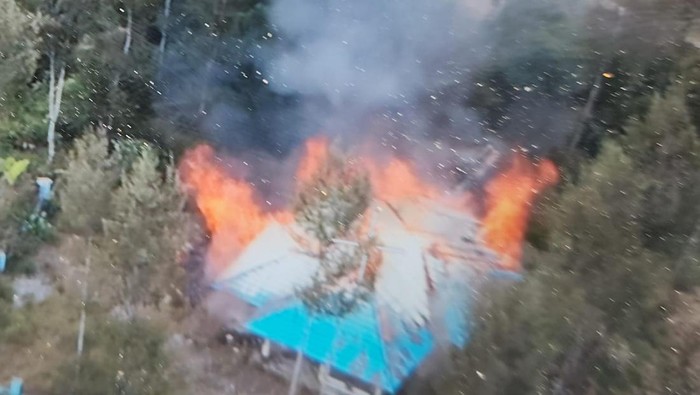 KKB membakar rumah anggota DPRD Intan Jaya hingga meneror warga sipil. Dokumen Istimewa