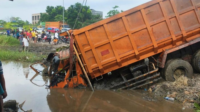 Kondisi dump truk ringsek usai terperosok ke dalam parit di Jalan Siak II, Pekanbaru. (Dok. Satlantas Polresta Pekanbaru)