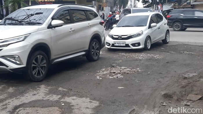 Kondisi Jalan Karantina rusak parah. (Foto: Felicia).