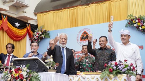 Sekretaris Daerah Provinsi Bali Dewa Made Indra (dua dari kanan) saat menghadiri peresmian gedung baru Konsulat Jenderal Timor Leste di Denpasar, Jumat (19/1/2024)