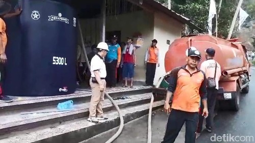 TRC BPBD Klungkung menyalurkan air bersih untuk warga di Sangluh, Desa Pesinggahan, Dawan Klungkung, Sabtu pagi (20/1/2024) (foto : Putu Krista/DetikBali).