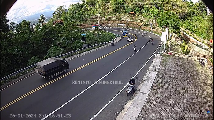 Tangkapan layar CCTV Diskominfo Gunungkidul memperlihatkan arus lalu lintas di Jalan Jogja-Wonosari pada Sabtu (20/1/2024) pukul 16.51 WIB.