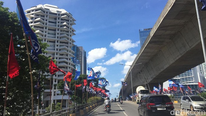 Langit Jakarta Colorful Siang Ini, Polusi Aman?
