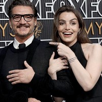 Inilah penampilan Lux Pascal saat menemani kakaknya, Pedro Pascal di Emmy Awards 2024 baru-baru ini. Keduanya tampil kompak mengenakan busana hitam. Foto: Dok. Instagram