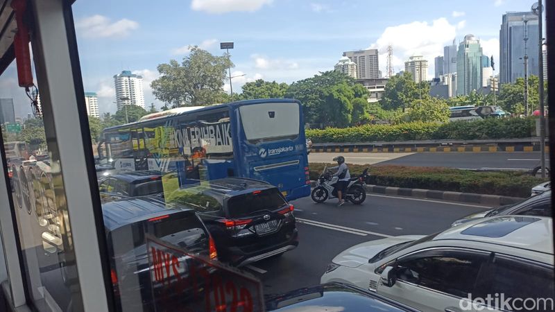 Macet di Jl Gatsu depan Mapolda Metro Jaya, Jaksel, 20 Januari 2024 pukul 09.30 WIB. (Tiara Aliya Azzahra)