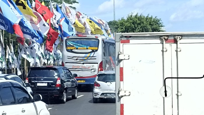 Macet di Jl Gatsu depan Mapolda Metro Jaya, Jaksel, 20 Januari 2024 pukul 09.30 WIB. (Tiara Aliya Azzahra/detikcom)