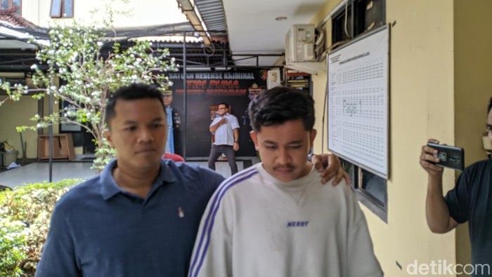 MIR, mantan suami selebgram tipu puluhan korban modus arisan fiktif ditangkap, Sabtu (20/1/2024). (Ahmad Viqi/detikBali).