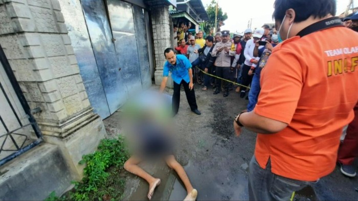 Mayat pelajar Tulungagung ditemukan tergeletak di pinggir jalan.