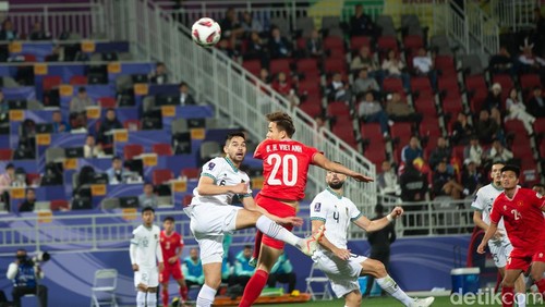 Timnas Indonesia meraih kemenangan penting atas Vietnam di Piala Asia 2023. Garuda menang tipis 1-0 dan menjaga asa lolos ke babak berikutnya. Vietnam vs Indonesia tersaji di matchday kedua Grup D Piala Asia 2023, Jumat (19/1/2024) malam WIB. Abdullah bin Khalifa Stadium jadi arena pertarungannya.