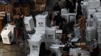 Sejumlah pekerja melakukan pengemasan surat suara ke dalam kotak suara di gudang logistik pemilu KPU Kota Surabaya di Margomulyo, Surabaya, Jawa Timur, Sabtu (20/1/2024).