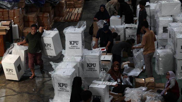 Melihat Pengemasan Logistik Pemilu 2024 di Surabaya Sejumlah pekerja melakukan pengemasan surat suara ke dalam kotak suara di gudang logistik pemilu KPU Kota Surabaya di Margomulyo, Surabaya, Jawa Timur, Sabtu (20/1/2024). KPU Kota Surabaya melakukan pengaturan dan pengemasan logistik Pemilu 2024 untuk selanjutnya akan didistribusikan sebelum 7 Februari 2024 hingga paling lambat H-1 diterima para kelompok penyelenggara pemungutan suara (KPPS) di 8.167 TPS di Surabaya. ANTARA FOTO/Didik Suhartono/aww.