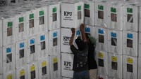 KPU Kota Surabaya melakukan pengaturan dan pengemasan logistik Pemilu 2024 untuk selanjutnya akan didistribusikan. 