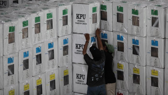 Sejumlah pekerja melakukan pengemasan surat suara ke dalam kotak suara di gudang logistik pemilu KPU Kota Surabaya di Margomulyo, Surabaya, Jawa Timur, Sabtu (20/1/2024). KPU Kota Surabaya melakukan pengaturan dan pengemasan logistik Pemilu 2024 untuk selanjutnya akan didistribusikan sebelum 7 Februari 2024 hingga paling lambat H-1 diterima para kelompok penyelenggara pemungutan suara (KPPS) di 8.167 TPS di Surabaya. ANTARA FOTO/Didik Suhartono/aww.