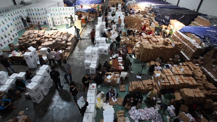 Sejumlah pekerja melakukan pengemasan surat suara ke dalam kotak suara di gudang logistik pemilu KPU Kota Surabaya di Margomulyo, Surabaya, Jawa Timur, Sabtu (20/1/2024). KPU Kota Surabaya melakukan pengaturan dan pengemasan logistik Pemilu 2024 untuk selanjutnya akan didistribusikan sebelum 7 Februari 2024 hingga paling lambat H-1 diterima para kelompok penyelenggara pemungutan suara (KPPS) di 8.167 TPS di Surabaya. ANTARA FOTO/Didik Suhartono/aww.