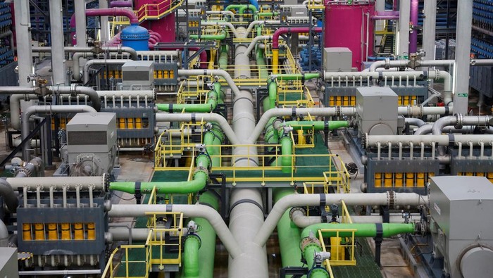 Mengintip Pabrik Desalinasi Barcelona Saat Kekeringan Memicu Pembatasan Air Barcelona's water desalination plant operates as Catalonia drought triggers water curbs in El Prat de Llobregat, near Barcelona, Spain, January 18, 2024. REUTERS/ Albert Gea