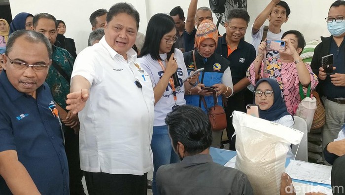 Menko Perekonomian Airlangga Hartarto memantau pembagian bantuan sosial di Garut, Sabtu (20/1/2024).